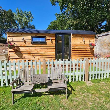 Gatwick Hideaway Hut Ξενοδοχείο Charlwood Εξωτερικό φωτογραφία