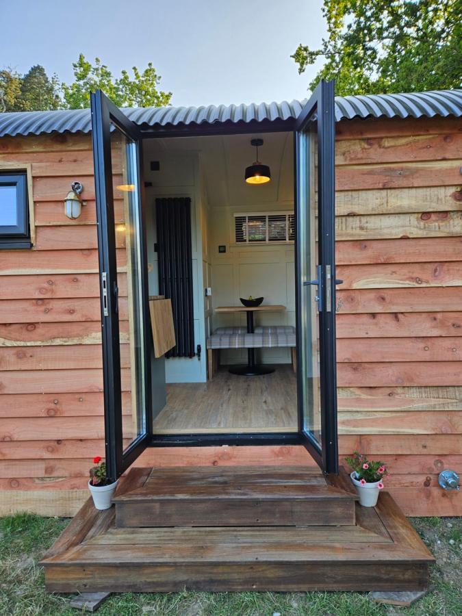 Gatwick Hideaway Hut Ξενοδοχείο Charlwood Εξωτερικό φωτογραφία
