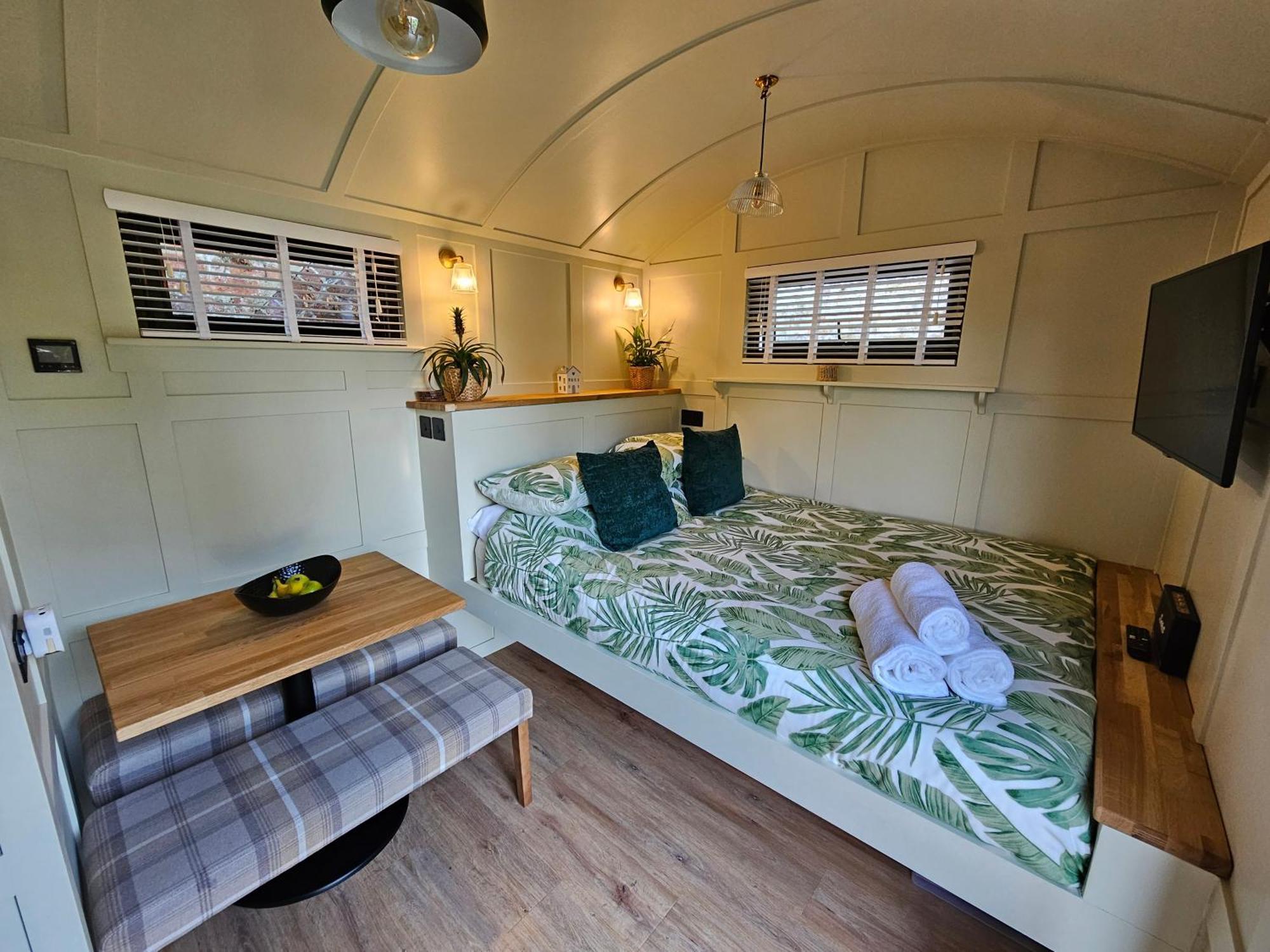 Gatwick Hideaway Hut Ξενοδοχείο Charlwood Εξωτερικό φωτογραφία