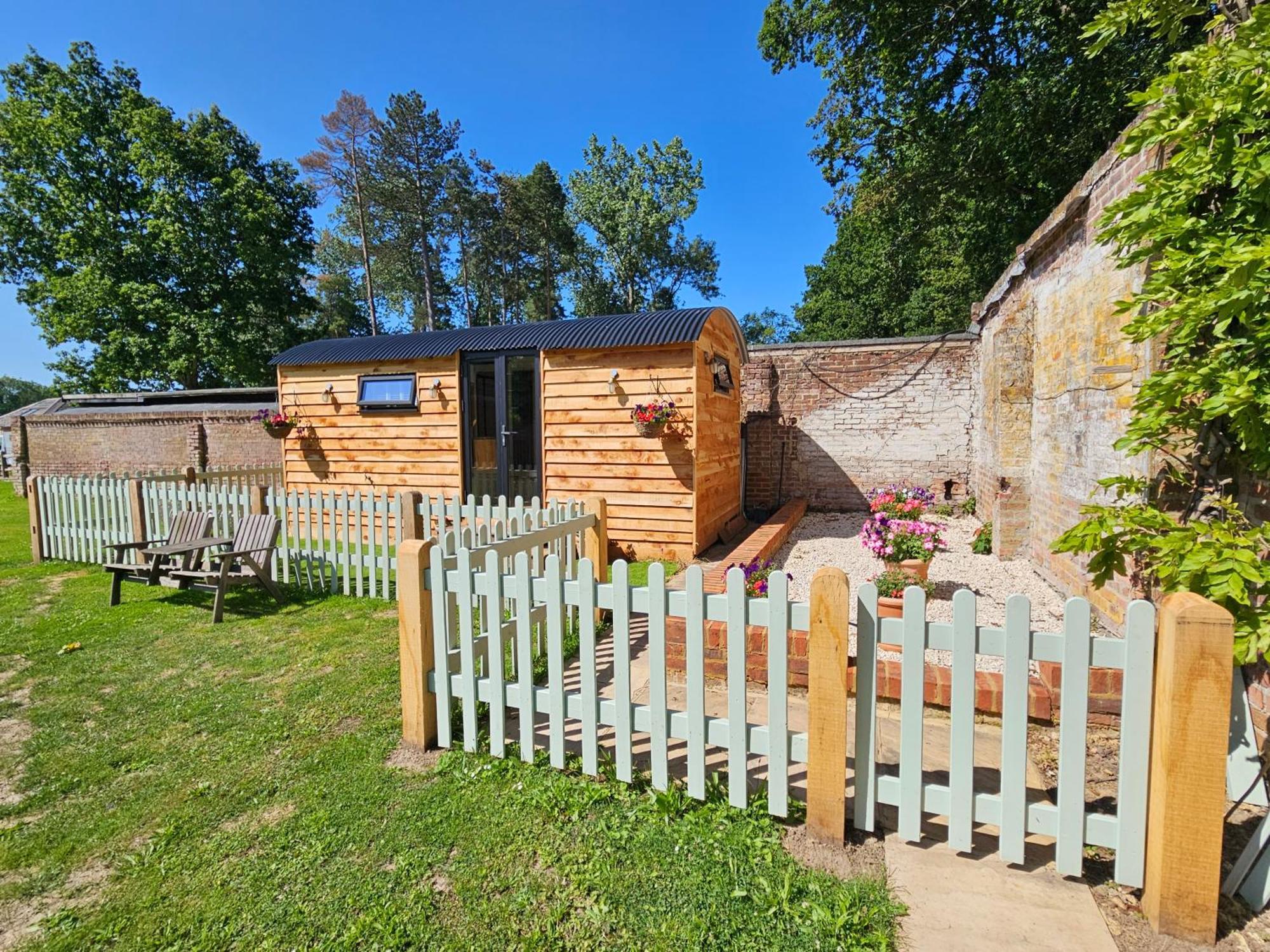 Gatwick Hideaway Hut Ξενοδοχείο Charlwood Εξωτερικό φωτογραφία